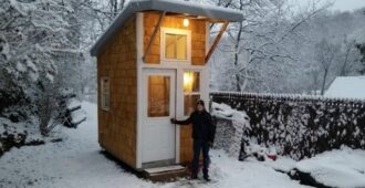 13-летний подросток построил собственный дом на заднем дворе родителей. Загляните внутрь и вы будете удивлены